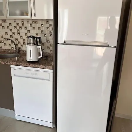 Cesme'de Denize Yakin, Bahceli Ev Apartment